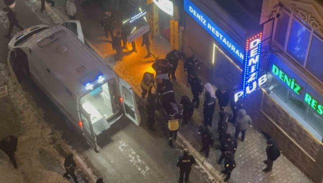 Elazığ'da eğlence mekanında bıçaklı ve sopalı kavga: 4 yaralı