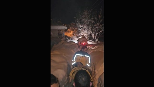 Tunceli'de kapalı yollar aşıldı, ayağı kırılan yaşlı kadın hastaneye ulaştırıldı