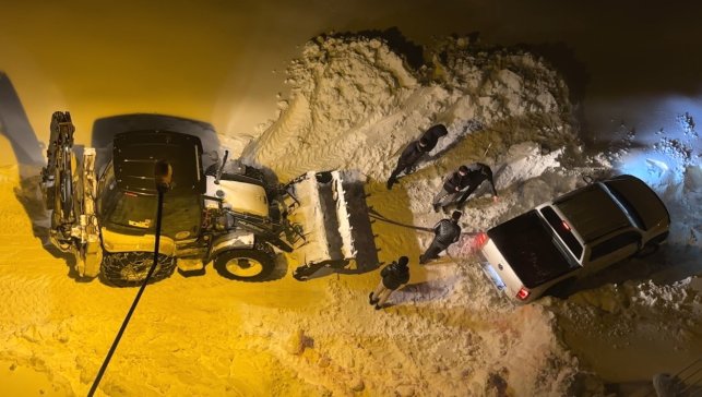 Yüksekova'da kurtarma operasyonu: İnsan gücü yetmeyince belediye yetişti