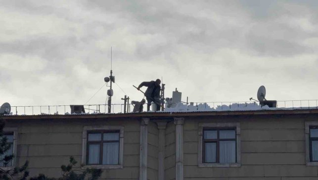 Tatvan'da çatılardaki kar ve buz kütleleri tehlike saçıyor