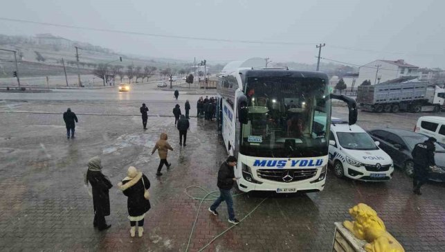 Karakoçan'da Muş-Bursa seferini yapan yolcu otobüsüne saldırı