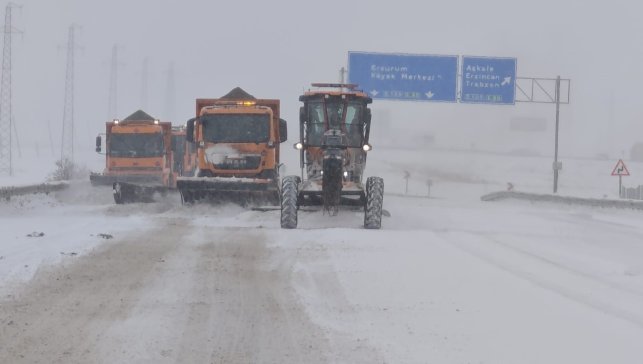 Karayolları ekipleri karla mücadele için seferber oldu