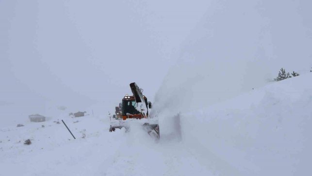 Elazığ'da kapalı köy yollarında çalışmalar sürüyor