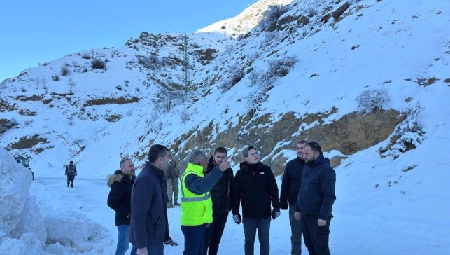 Kemaliye'de grup köy yolunda çığ meydana geldi