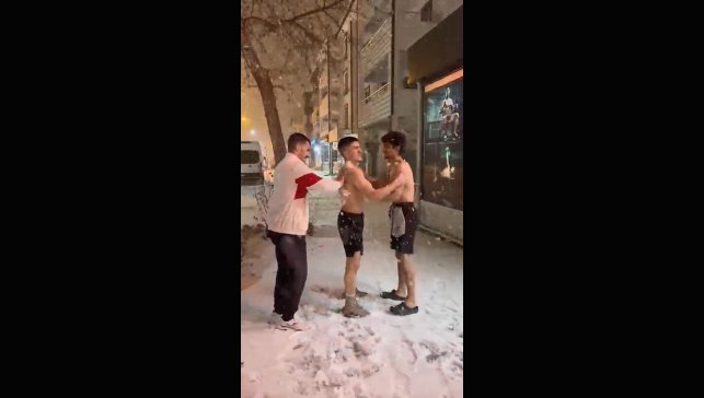 Yağan kar altında önce antrenman, ardından kar banyosu yaptılar