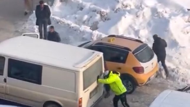 Yüksekova'da soğuk havada iç ısıtan hareket: Trafik polisi mahsur kalan aracı iterek kurtardı