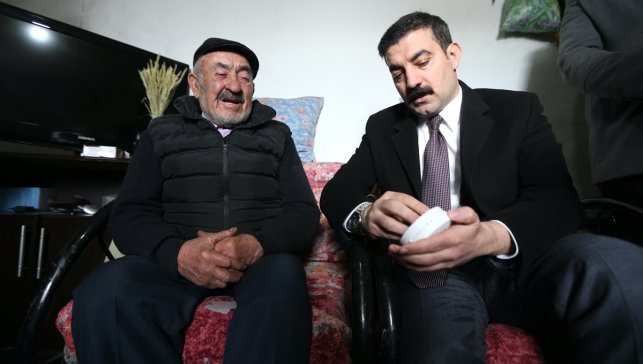 Kars'ta yaşlıların evine zehirlenme riskine karşı duman dedektörü takılıyor