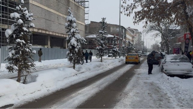 Patnos'ta kar yağışı yeniden etkisini gösterdi