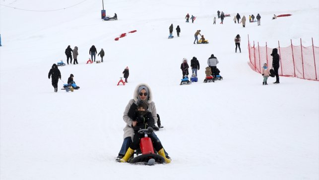 Bitlis'te kayak merkezinde yarıyıl tatili yoğunluğu yaşanıyor