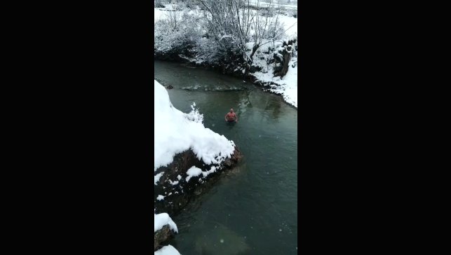 Tunceli'de sıra dışı anlar: Aynı vadide su samurları ve buz gibi suda yüzen gençler dikkat çekti