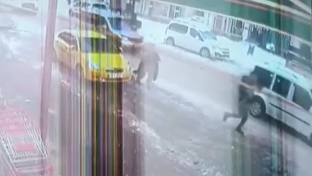 Trafik kilitlenince taksiden indi, havale geçiren çocuğu kucağında hastaneye taşıdı