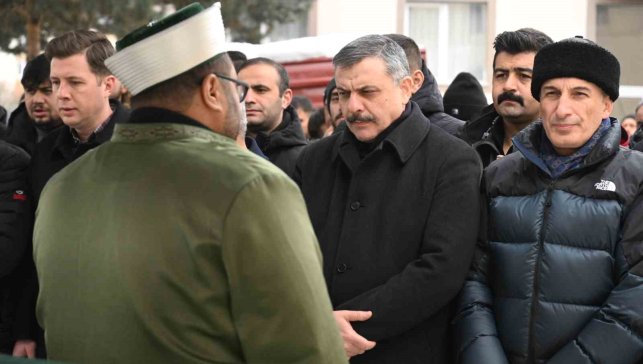 Yangında hayatını kaybeden 2 kişi gözyaşları arasında toprağa verildi