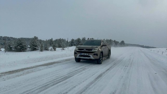 Ardahan'da zincirsiz ağır tonajlı araçlara kapatılan kara yolunda ulaşım normale döndü