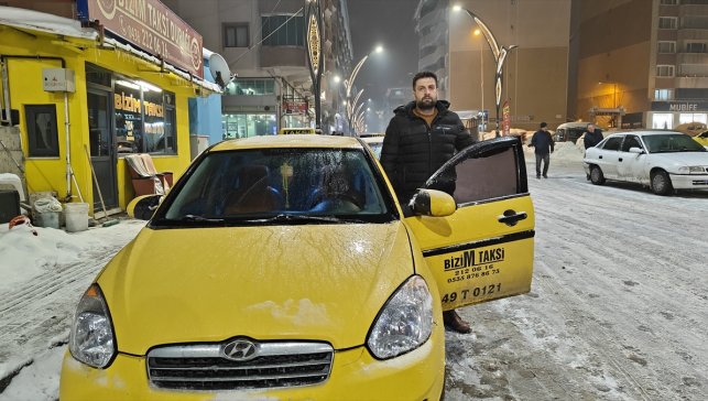 Muş'ta taksi şoförü yüksek ateşi olan çocuğu kucağında taşıyarak hastaneye yetiştirdi