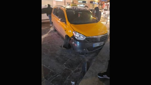 Elazığ'da alkollü şahıs çaldığı araçla kaza yaptı