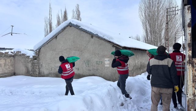 Ağrı'da Kızılay'dan ihtiyaç sahiplerine kömür yardımı