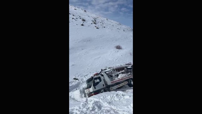 Çekici taşıdığı araç ile şarampole devrildi