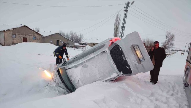 Elazığ'da karda kayan hafif ticari araç devrildi: 2 yaralı