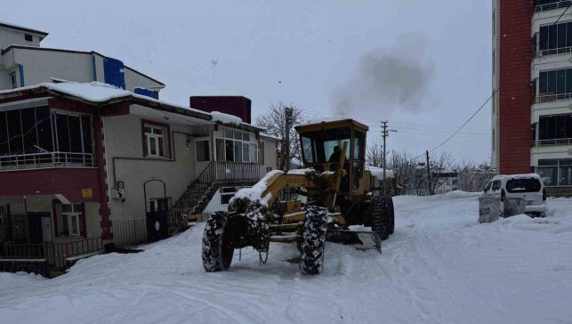 Karakoçan'da karla mücadele çalışmaları sürüyor