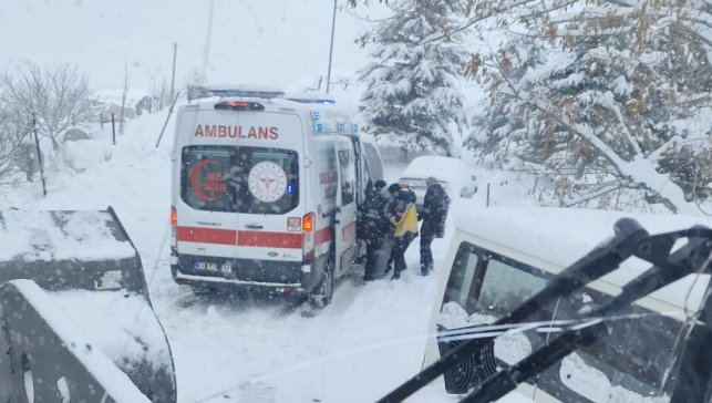 Hakkari'de yolda kalan ambulansın imdadına ekipler yetişti