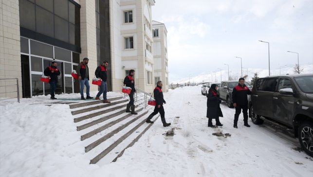 Muş'ta veteriner hekimler hayvanların sağlığı için karlı yolları aşıyor