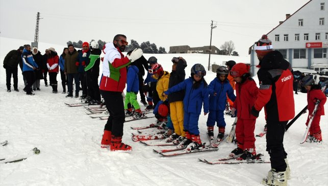 Kars'ta Karın Yıldızları Sarıkamış'ta Projesi ile 2 bin öğrenci kayakla tanıştı