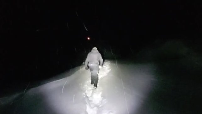 Ekipler yoğun sis ve kar altında 3 kilometre yürüyüp hastaya ulaştı