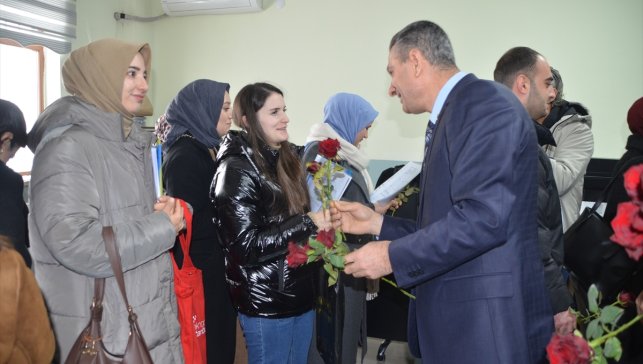 Muş'a atanan öğretmenler güllerle karşılandı