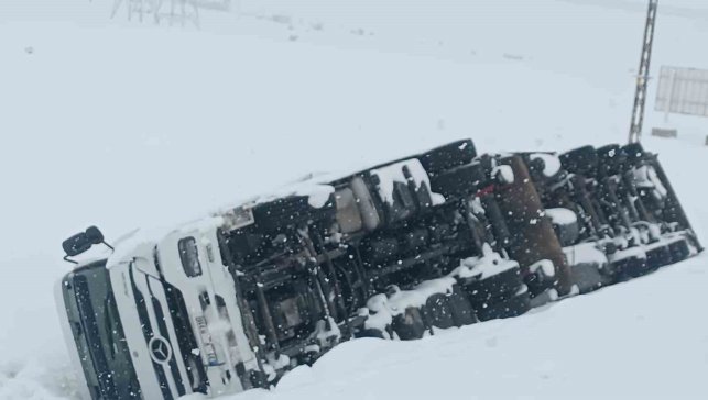 Bitlis-Tatvan yolunda maddi hasarlı tır kazası