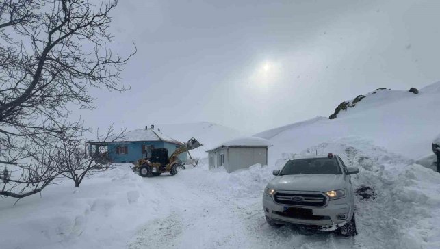 Battalgazi Belediyesi ekipleri, sağlık çalışanlarını iş makinesiyle hastaya ulaştırdı