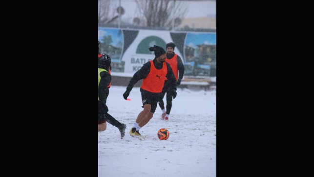 Elazığspor yoğun kar yağışı altında çalıştı