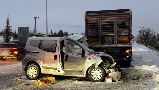 Elazığ'da park halindeki tıra çarpan hafif ticari araçtaki çift öldü