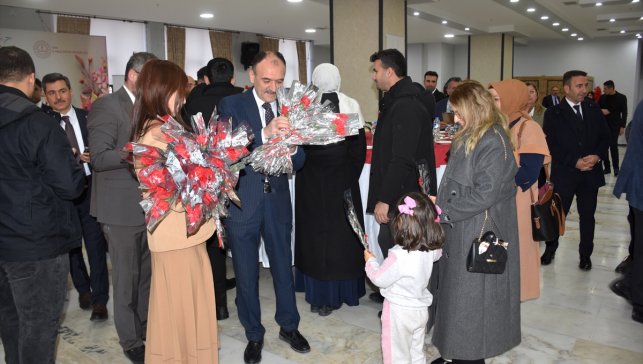 Van'da yeni atanan öğretmenler çiçeklerle karşılandı