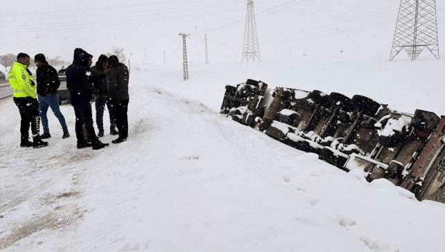Bitlis'te kontrolden çıkan tır devrildi