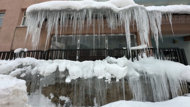 Yüksekova'da 3 metrelik buz sarkıtları oluştu