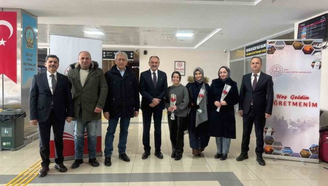 Van'a yeni atanan öğretmenler güllerle karşılandı