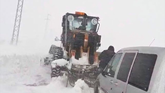 Erzurum'da kar ve tipi nedeniyle yolda kalan 15 kişi kurtarıldı