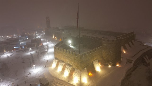 Karla kaplanan Erzurum'un tarihi yapıları dronla görüntülendi