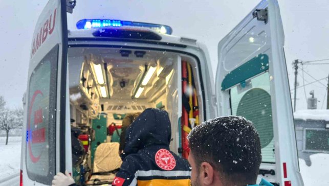 Bingöl'de diyaliz hastası UMKE tarafından hastaneye ulaştırıldı