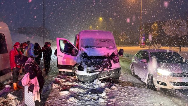 Bingöl'de zincirleme trafik kazasında 10 kişi yaralandı