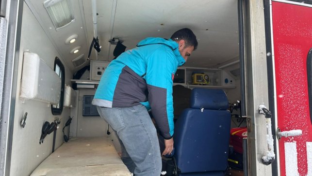 Bingöl'de yolu kapanan köylerdeki 2 diyaliz hastası ekiplerce hastaneye ulaştırıldı