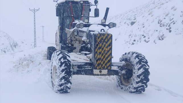 Elazığ'da kardan kapanan 175 köy yolu ulaşıma açıldı