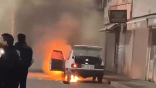 Park halindeki otomobil alev alev yandı