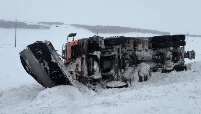 Kar küreme aracı kaza yaptı