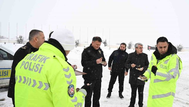 Erzincan Emniyet Müdürü Baybaba'dan kar mesaisindeki personele ziyaret