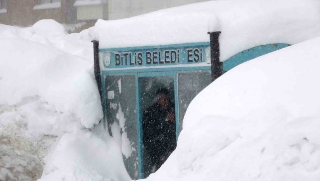 Bitlis'te kar, tipi ve fırtına: 211 köy yolu ulaşıma kapandı