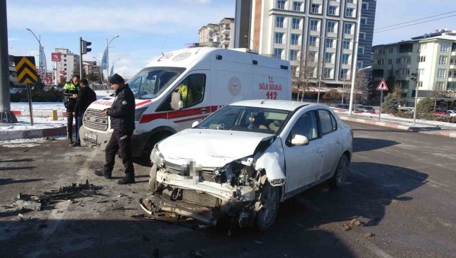 Malatya'da otomobiller çarpıştı: 2 yaralı
