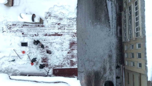 Muş'ta çatı temizleyen işçilerin zorlu mesaisi