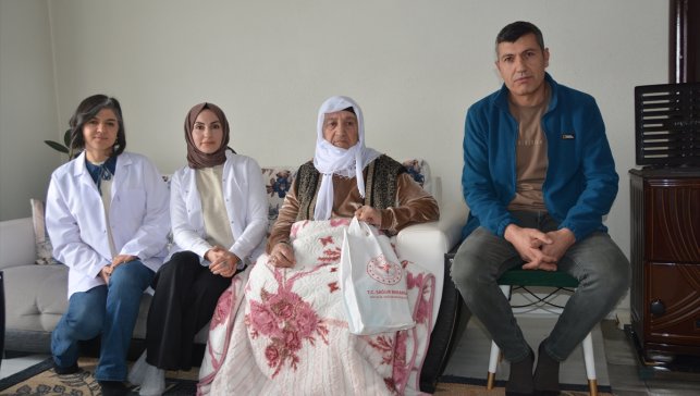 Bitlis'te sağlık ekipleri zorlu kış şartlarında vatandaşlara evlerinde hizmet veriyor