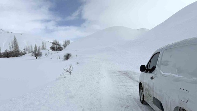 Bingöl'de ilçe yoluna çığ düştü: Ekipler sevk edildi